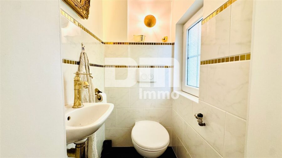 Sanierter Wohntraum mit Garten / Terrasse und 2 Garagen + vielen Extras - EG Gäste WC